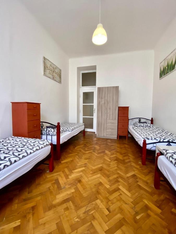 Spacious Cozy Apartments In Centre Прага Екстериор снимка