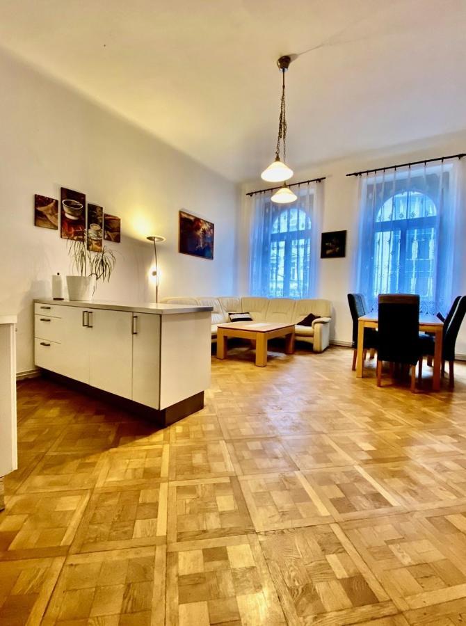 Spacious Cozy Apartments In Centre Прага Екстериор снимка