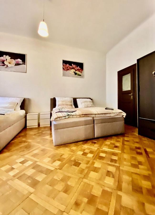 Spacious Cozy Apartments In Centre Прага Екстериор снимка